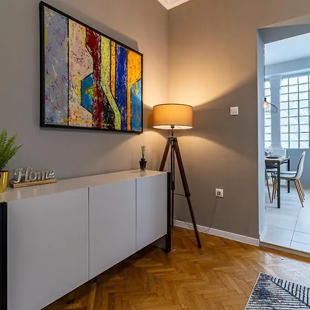 Grand Stamboliyski Retreat - Luxury 2bdr & Free Parking Apartment Sofia
