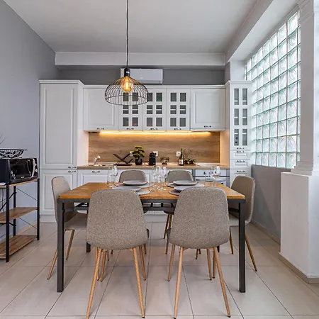 Grand Stamboliyski Retreat - Luxury 2Bdr Apt & Free Parking Sofya