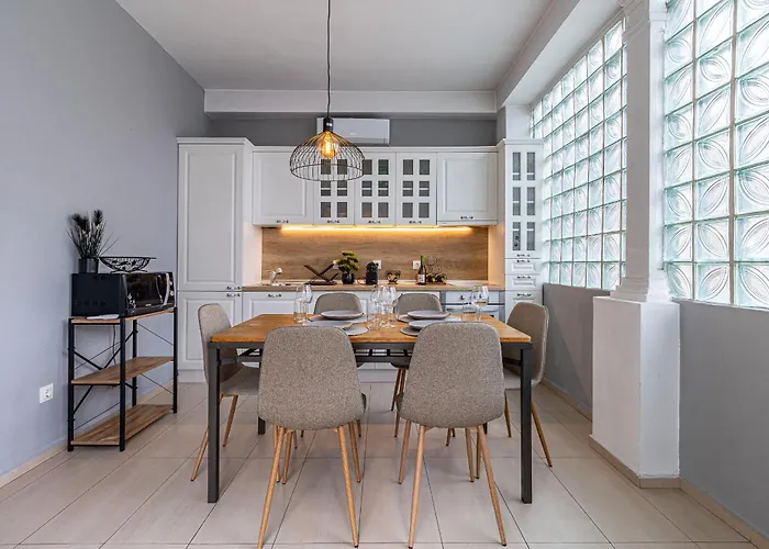 Grand Stamboliyski Retreat - Luxury 2Bdr Apt & Free Parking Sofya