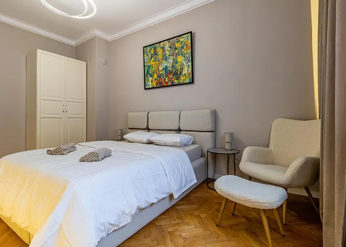 Daire Grand Stamboliyski Retreat - Luxury 2Bdr Apt & Free Parking Sofya