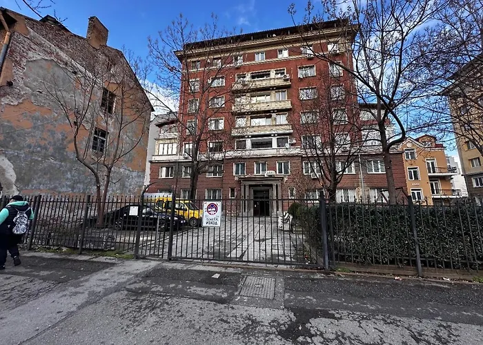 Grand Stamboliyski Retreat - Luxury 2bdr & Free Parking